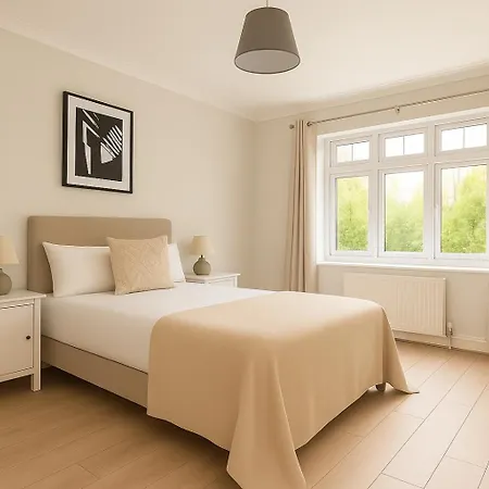 Modern With With Garden & Shared Kitchen In Ealing Apartment London
