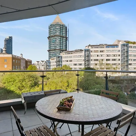 River Thames View Chelsea Flat - 3 Bed 2 Bath In Prime Location - Sleeps Up To 6 Guests *