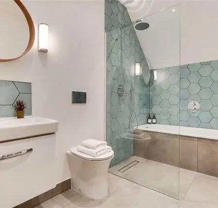 Trimmer Hall Retreat, Historic Meets Chic
