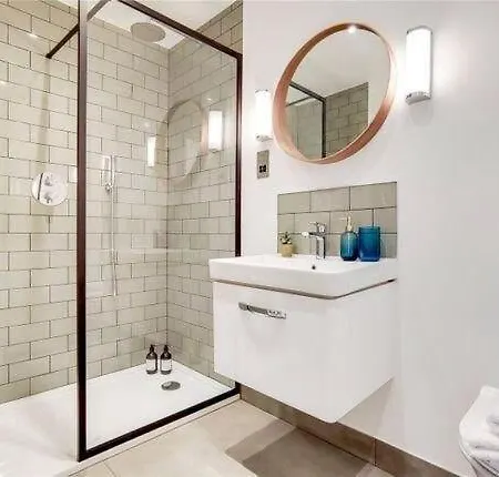 Trimmer Hall Retreat, Historic Meets Chic * Kew