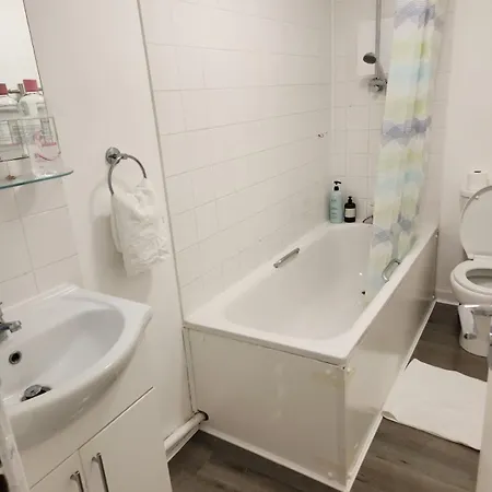 1br Earls Court Prime Location Apartment London
