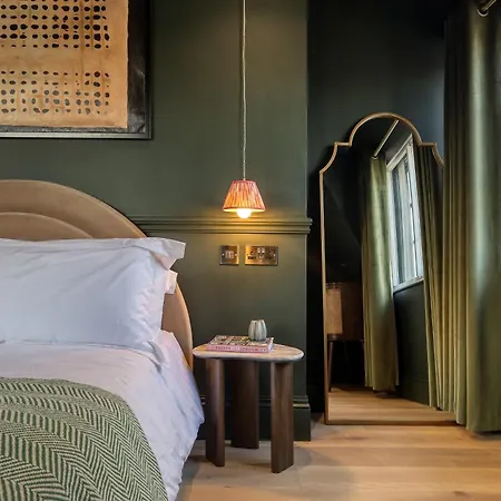 The Carlton Tavern 5*