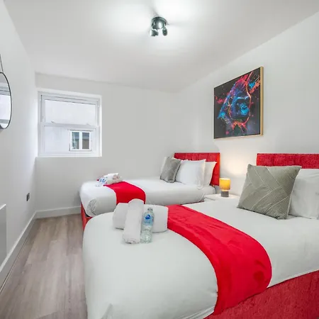 Urban And Trendy Stratford Sleeps 8 Free Parking Wifi Apartment
