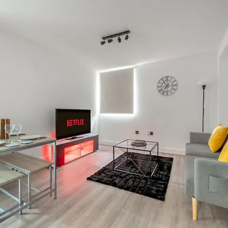 Urban And Trendy Stratford Sleeps 8 Free Parking Wifi Apartment