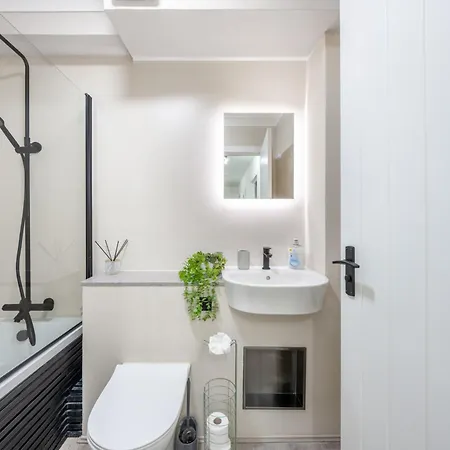 Urban And Trendy Stratford Sleeps 8 Free Parking Wifi Apartment London