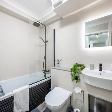 Apartment Urban And Trendy Stratford Sleeps 8 Free Parking Wifi London