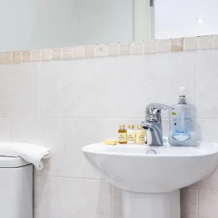 Near Kings Cross,2bd Private Balcony, Easy Grocery London