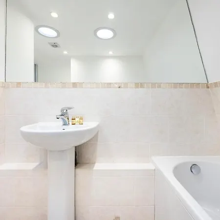 Near Kings Cross,2bd Private Balcony, Easy Grocery *