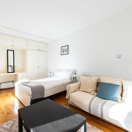 Apartment Near Kings Cross,2bd Private Balcony, Easy Grocery