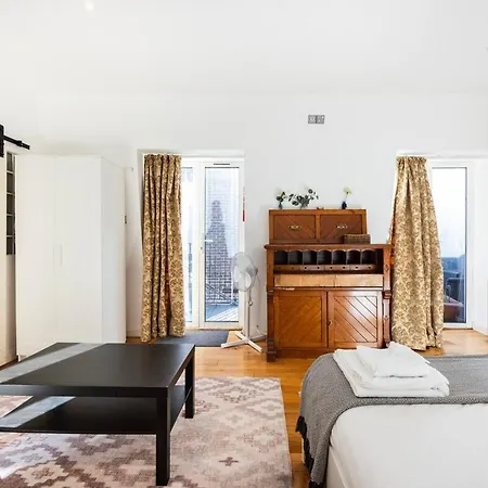 Near Kings Cross,2bd Private Balcony, Easy Grocery Apartment *