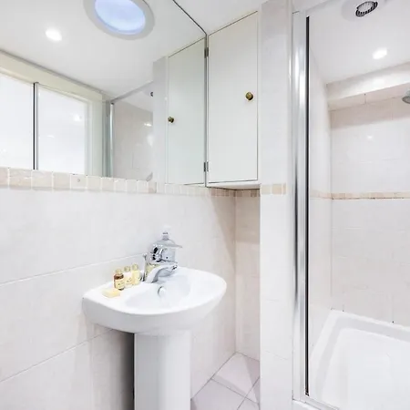 Apartment Near Kings Cross,2bd Private Balcony, Easy Grocery *