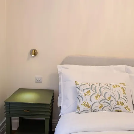 Mayfair Place 8 Yard