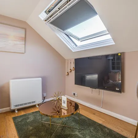 7even Clouds Stylish Near Westfield Apartment London