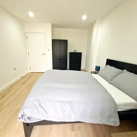 Flexilux - Luxury Brand New L1b134 Apartment Goodmayes