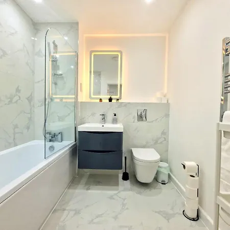Flexilux - Luxury Brand New L1b134 Apartment Goodmayes