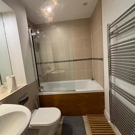 Stylish 1bd Flat In Gated Community Clapham Apartment