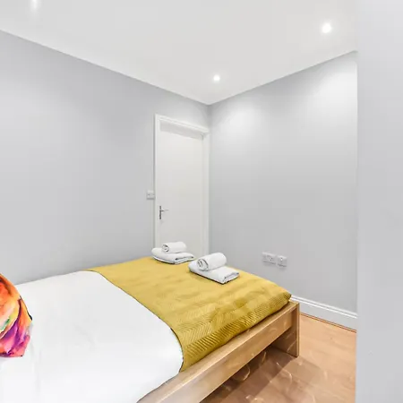 Beautiful Flat On Oxford Street *