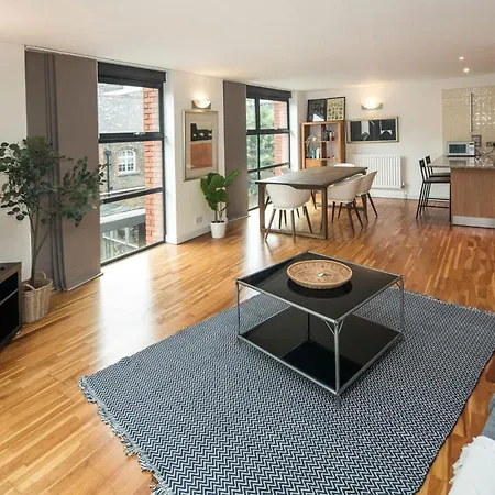 Superfast Broadband 2bd Flat Farringdon *