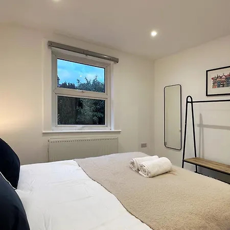 Evelyn's Place Hosted By Airoperate Apartment