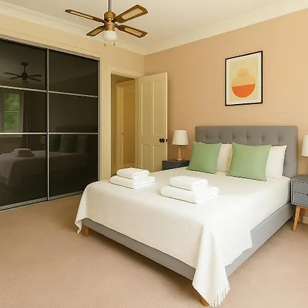 2 Bed Flat Near Chiswick Park Apartment