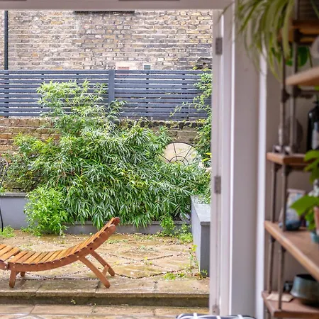 Beautiful Victorian Flat With Private Garden - Parking Available * Londýn