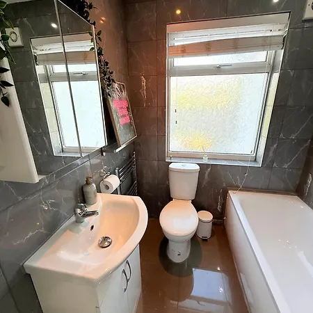1 Bed Modern Walking Distance From Shopping Mall Apartment *