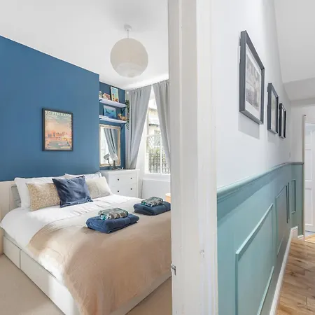 Apartmán Beautiful Victorian Flat With Private Garden - Parking Available *