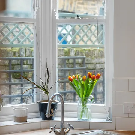 Beautiful Victorian Flat With Private Garden - Parking Available