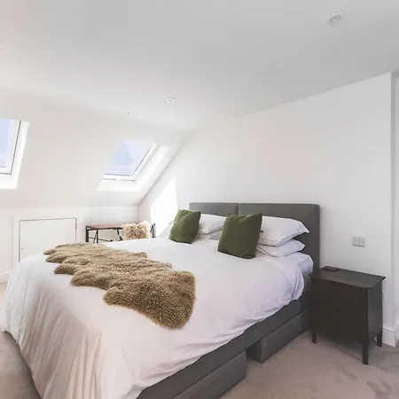 High-end 2br 2ba With Private Outdoor Space Apartment London