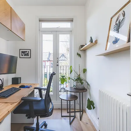High-end 2br 2ba With Private Outdoor Space * London