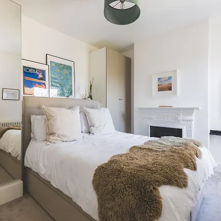 High-end 2br 2ba With Private Outdoor Space London