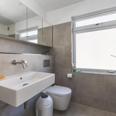 High-end 2br 2ba With Private Outdoor Space London