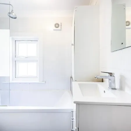 1-bed Flat - Walk To Whitechapel Station Apartment *