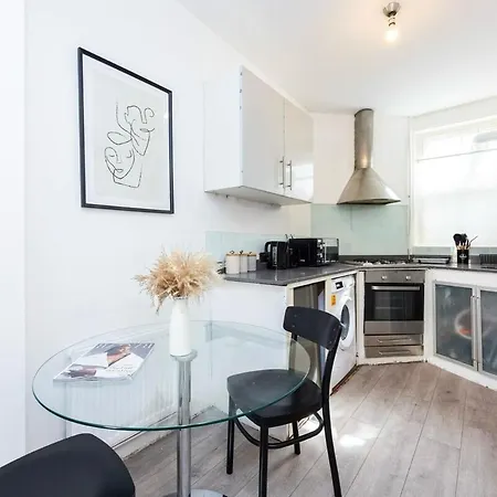 Spacious 2br Sleeps Six 4 Mins To Old Street Apartment London