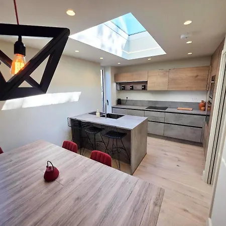 Chic 2 Bedroom Modern Cave House * London