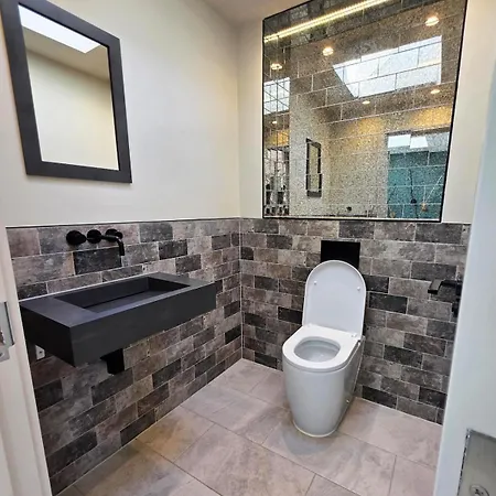 Chic 2 Bedroom Modern Cave House Holiday home *