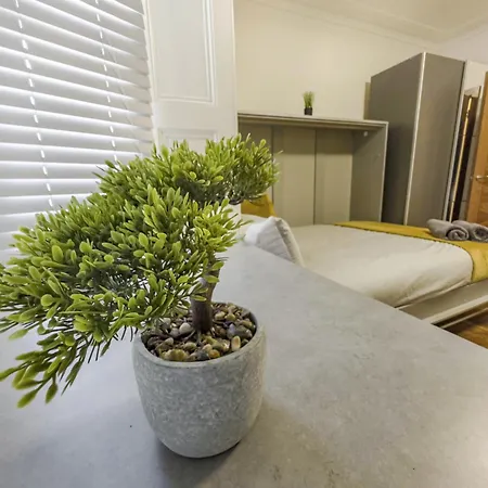2 Bed Appt In Central London Apartment *