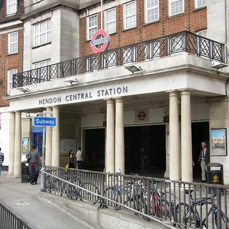 London Family Base - 1-bed, Baby Cot, Free Parking, Wembley 25 Mins, Tube 10 Mins, Flat 4 Apartment