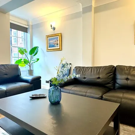 Spacious 2 Bedroom Edgware Road דירה *