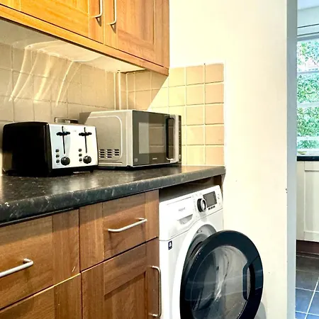 Spacious 2 Bedroom Edgware Road דירה *