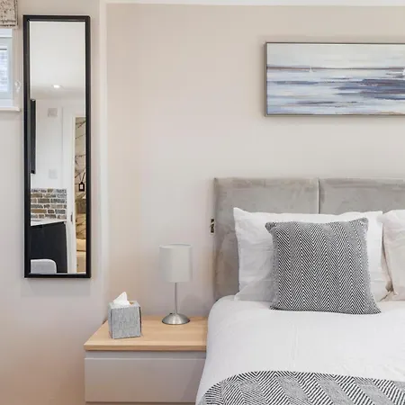 At Tube Station Sleeps 3 Private Bathroom Shared Kitchen 4 Apartment *