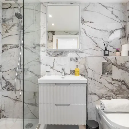 At Tube Station Sleeps 3 Private Bathroom Shared Kitchen 4 * Edgware