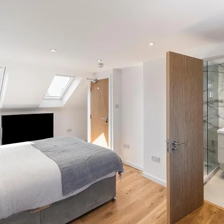 At Tube Station Sleeps 3 Private Bathroom Shared Kitchen 4 Apartment