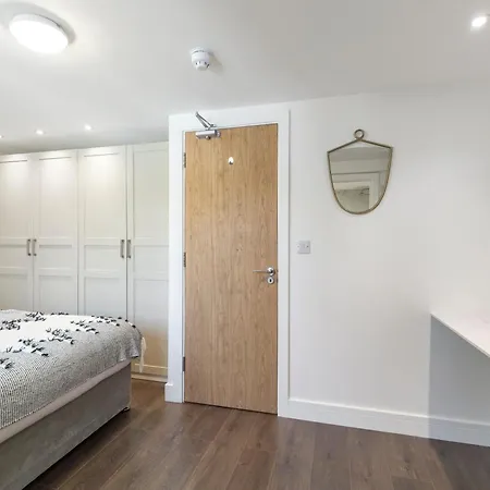Bespoke 23 Min - C London Private Bathrroom Shared Kitchen 3 *