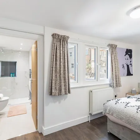 Apartamento Bespoke 23 Min - C London Private Bathrroom Shared Kitchen 3