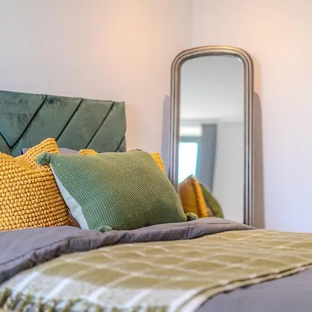 Luxuary 2br Sleeps 9, And Park Views * Wembley