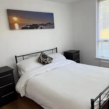 Apartment Bright And Spacious Two Bedroom Flat *