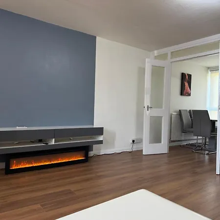 Apartment Bright And Spacious Two Bedroom Flat