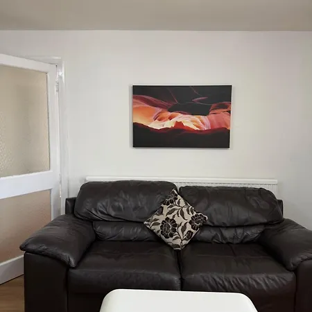 Bright And Spacious Two Bedroom Flat Apartment Sutton (Greater London)