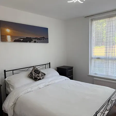 Bright And Spacious Two Bedroom Flat Apartment
